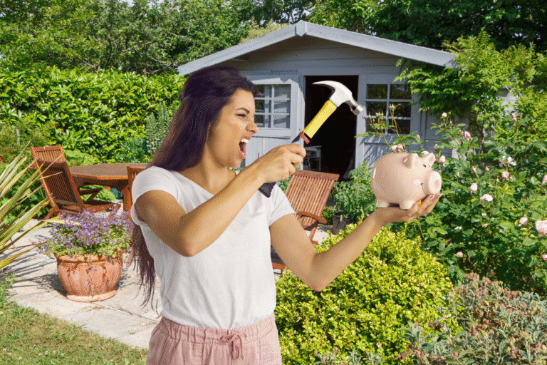Femme criant avec un marteau devant sa tirelire.