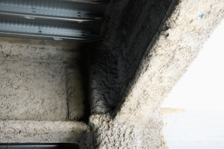 Coins d'un mur texturé avec lumière naturelle.