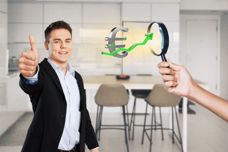 Homme en costume faisant un pouce levé avec des symboles financiers.