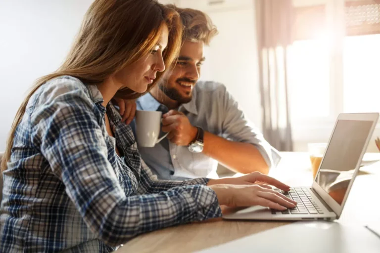 Couple travaillant ensemble sur un ordinateur portable.