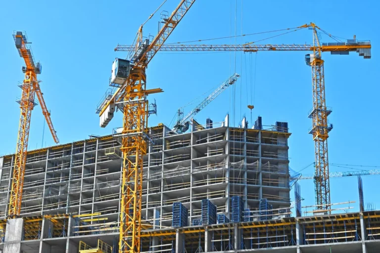 Grue de construction sur un bâtiment en cours.