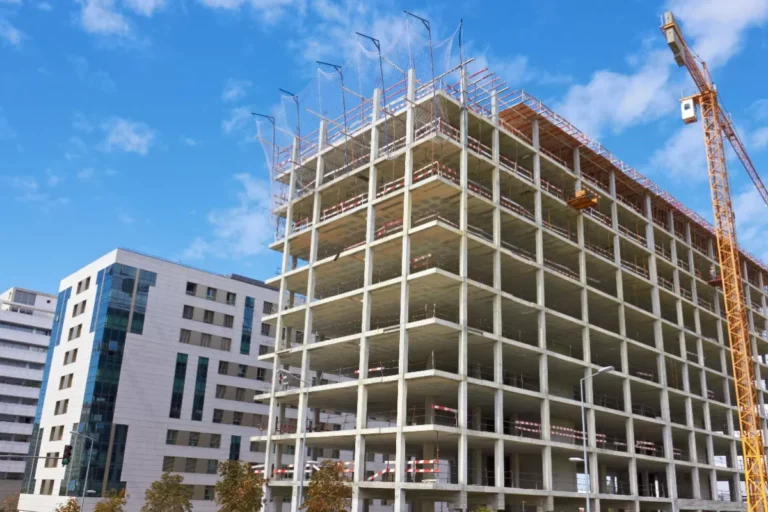 Chantier de construction d'un immeuble moderne.