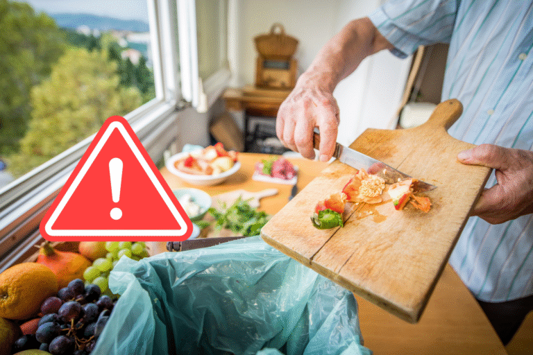 Homme coupant des légumes sur une planche à découper.