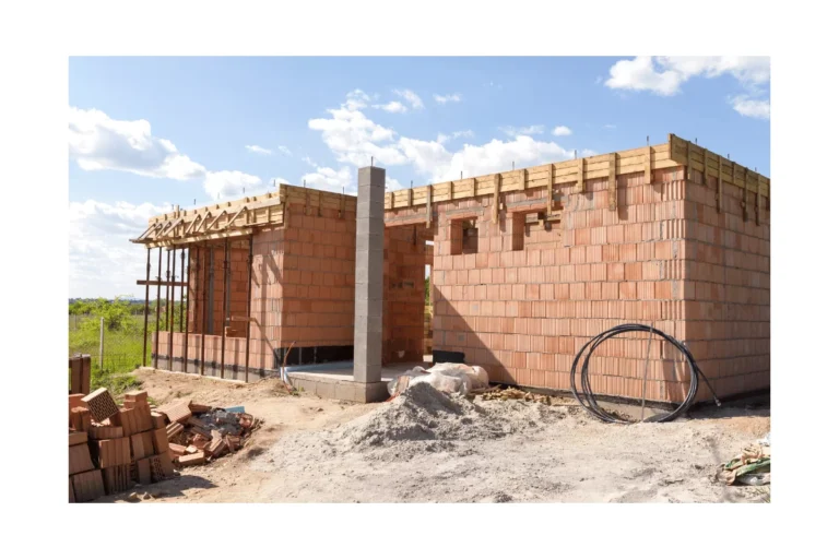 Maison en construction avec murs en parpaings.