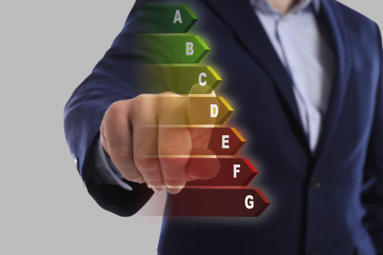Main pointant vers une échelle de notation colorée.