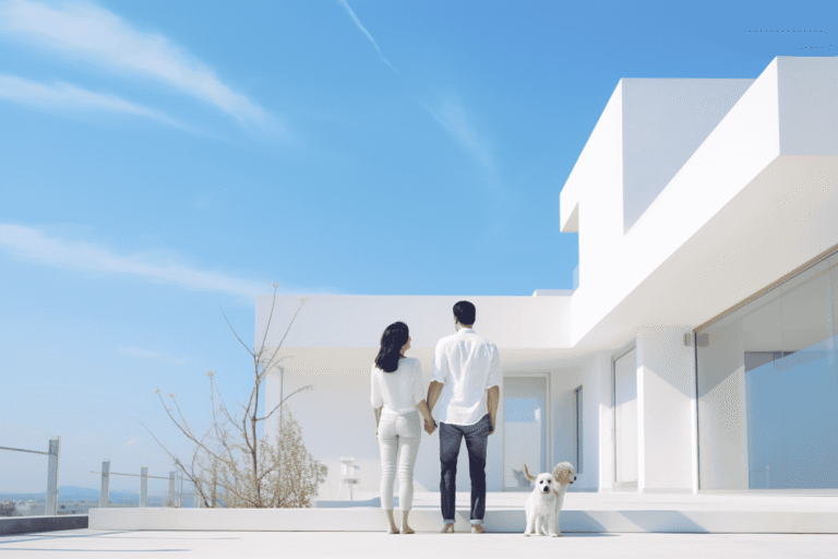 Couple tenant la main avec un chien devant une maison moderne.
