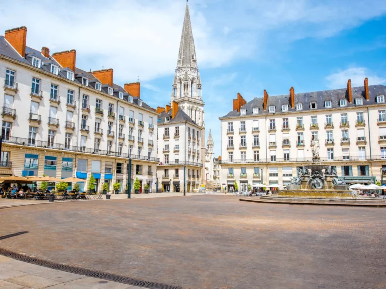 Place animée avec bâtiments historiques et fontaine.