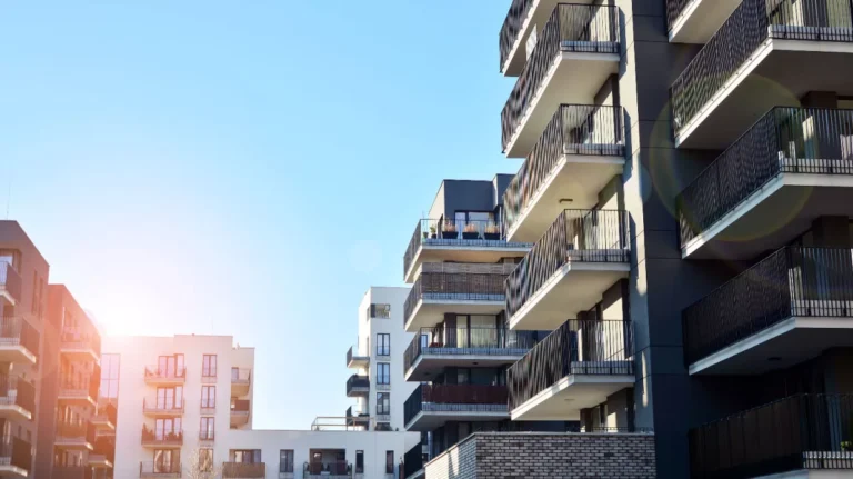 Bâtiments modernes avec balcons ensoleillés.