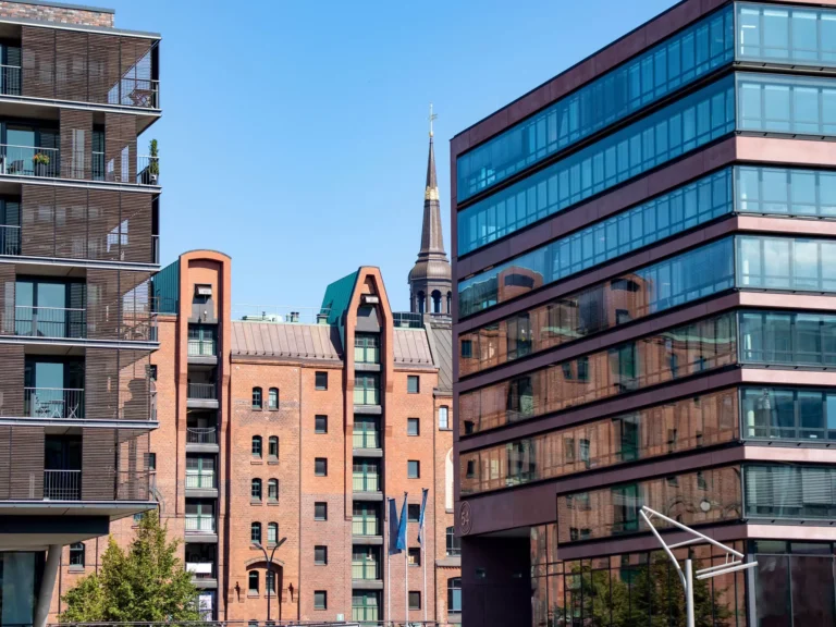 Bâtiments modernes et anciens avec un ciel bleu.
