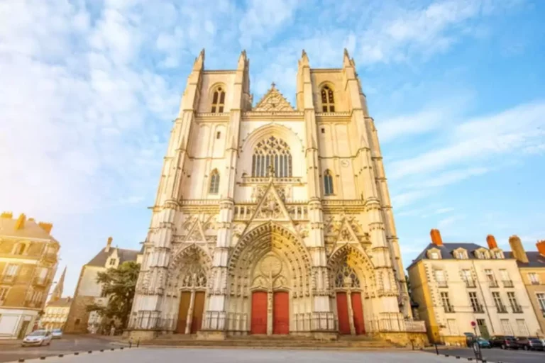 Cathédrale avec façade gothique et portes rouges.