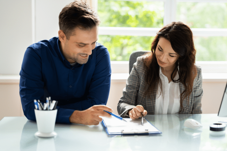 Professionnels discutant de documents dans un bureau.