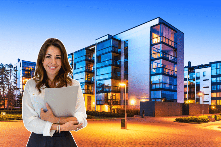 Femme souriante tenant un document devant un immeuble moderne.