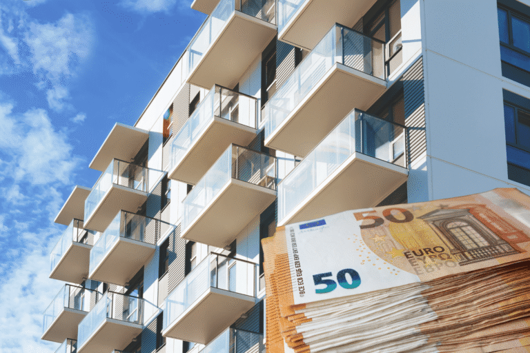Balcon d'immeuble moderne avec des billets de 50 euros.