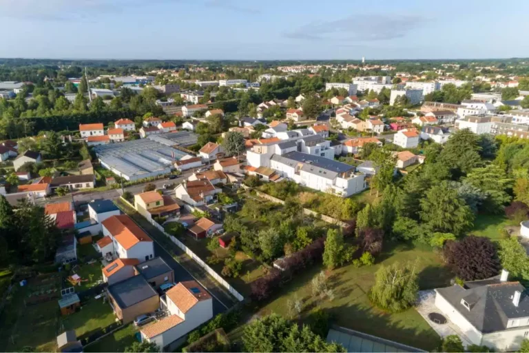 Vue aérienne d'un quartier résidentiel avec maisons et jardins.