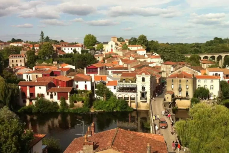 Vue panoramique d'un village avec maisons à toits rouges.