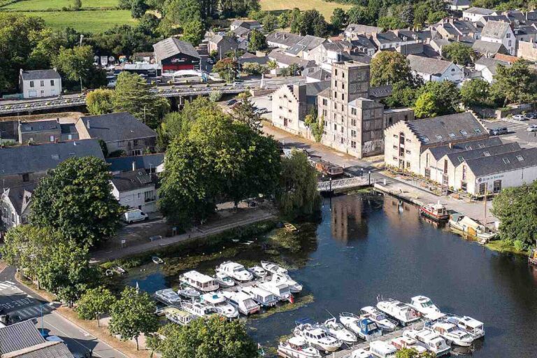 Vue aérienne d'un port avec des bateaux et des bâtiments environnants.