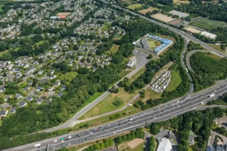 Vue aérienne d'un quartier avec routes et verdure.
