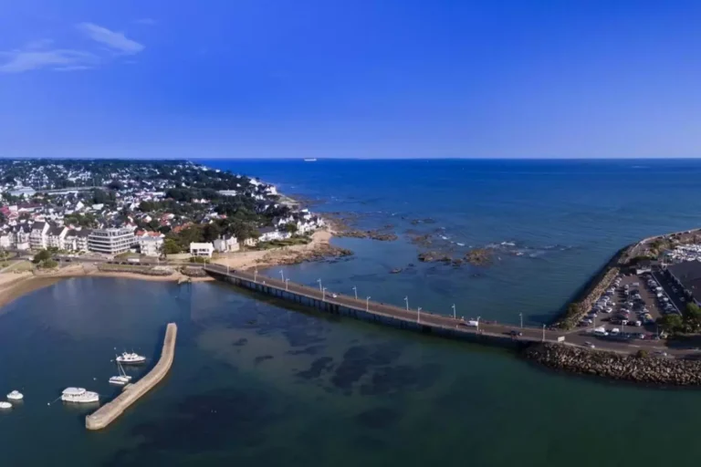 Vue aérienne d'une ville côtière avec bateau à quai.