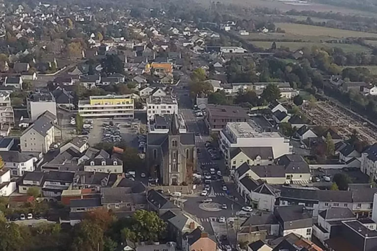 Vue aérienne d'une ville avec une église et des immeubles.