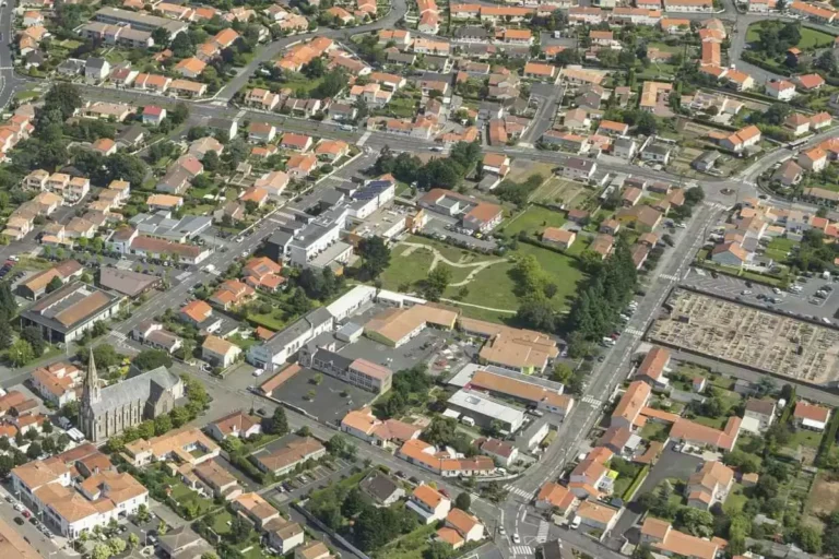 Vue aérienne d'un quartier résidentiel avec maisons.