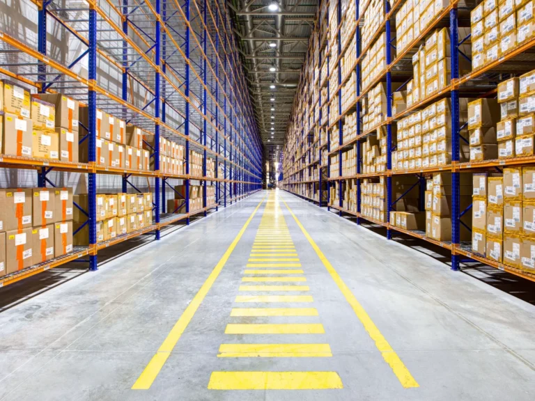 Rayons de stockage remplis de cartons dans un entrepôt.