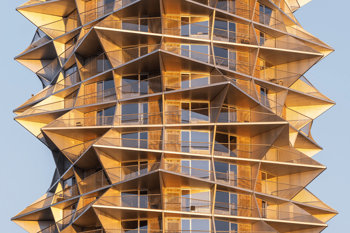 Façade moderne d'une tour en forme géométrique.
