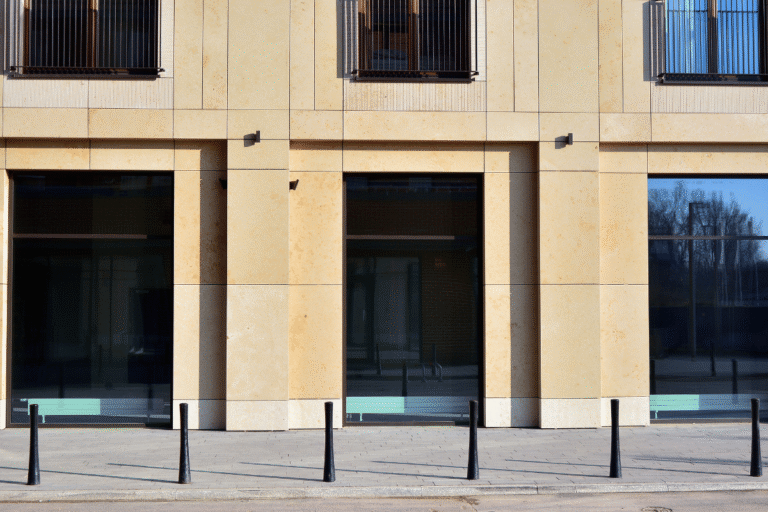 Façade d'immeuble moderne avec grands vitrages.