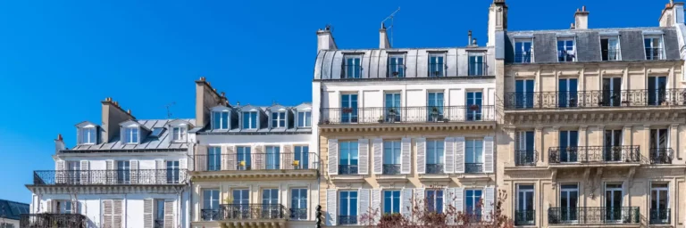 Façades de bâtiments parisiens sous un ciel bleu.