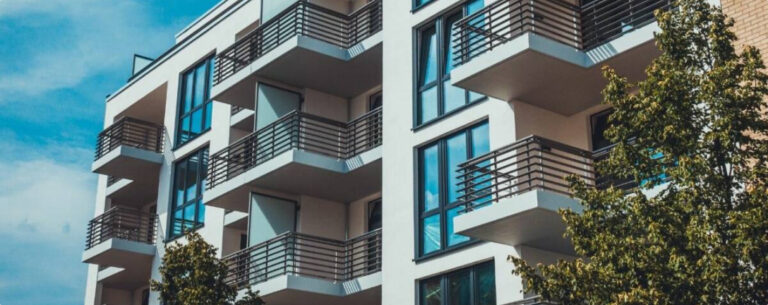 Balcons modernes d'un immeuble résidentiel.