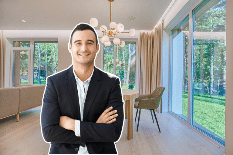 Homme souriant en costume dans un intérieur moderne.