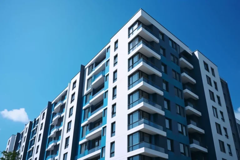 Immeuble moderne à plusieurs étages avec balcons.