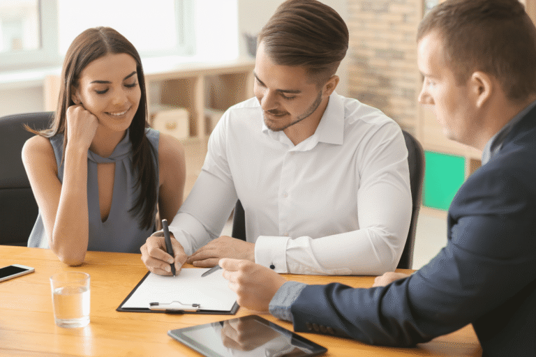 Discussion professionnelle autour d'un document à signer.