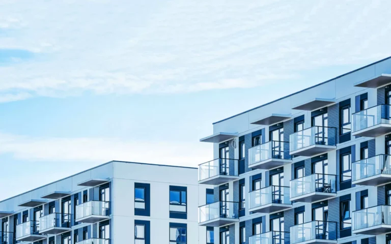 Façade moderne de bâtiments avec balcons en verre.