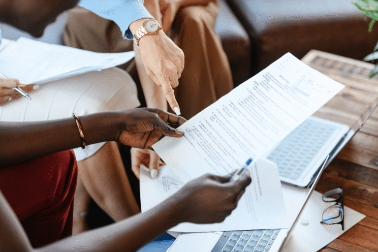 Discussion de documents avec des mains et un ordinateur portable.