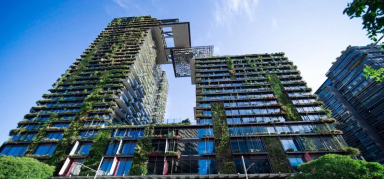Immeuble moderne recouvert de végétation luxuriante.