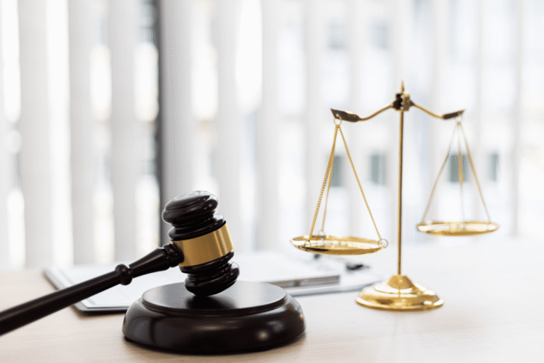 Maillet et balance de la justice sur un bureau.