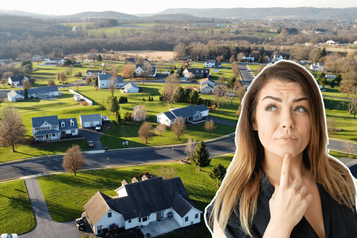 Une femme cherche un permis de construire pour un de ses voisins dans sa commune