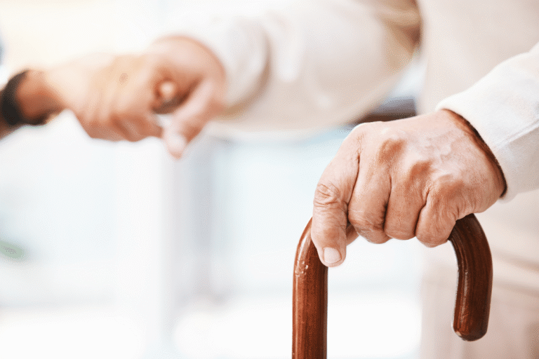 Personne âgée tenant une canne, représentant la venet d'un bien immobilier d'une personne placée en EPHAD