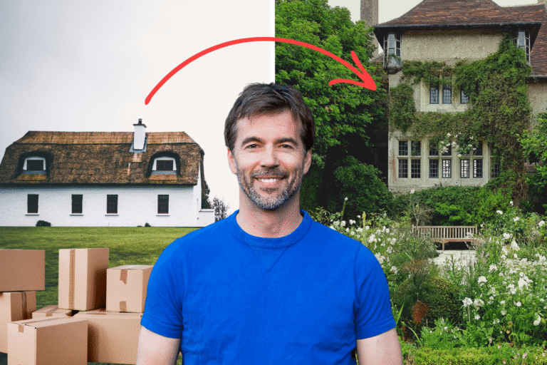Homme souriant devant deux maisons et des cartons.