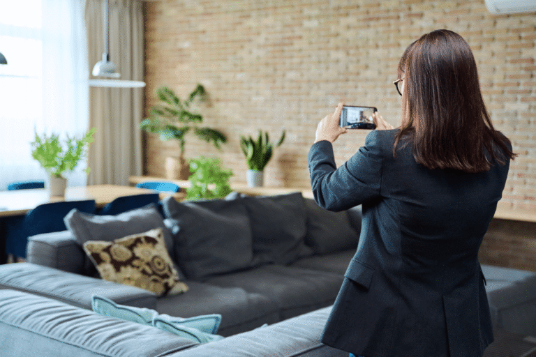 Femme prenant des photos dans un salon moderne.
