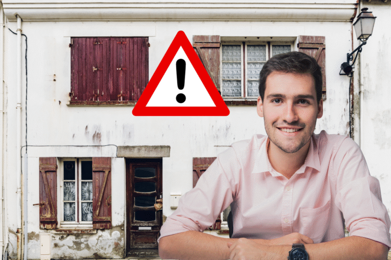 Homme souriant devant une maison avec des volets en bois, panneau d'avertissement visible.