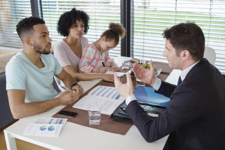 Réunion familiale avec discussions et documents d'analyse.
