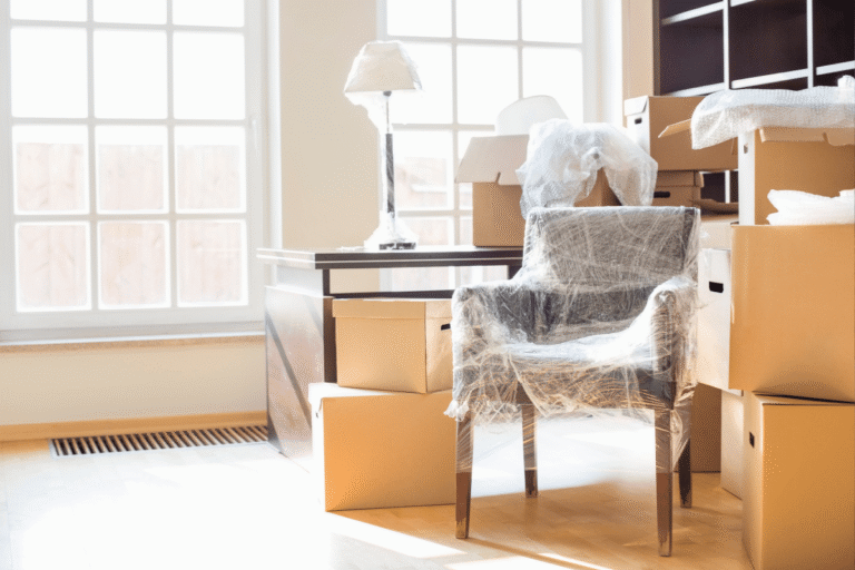 Chaise enroulée de plastique dans une pièce en désordre.