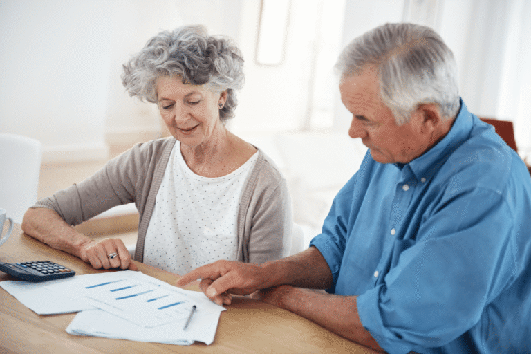 Couple senior examinant des graphiques financiers ensemble.