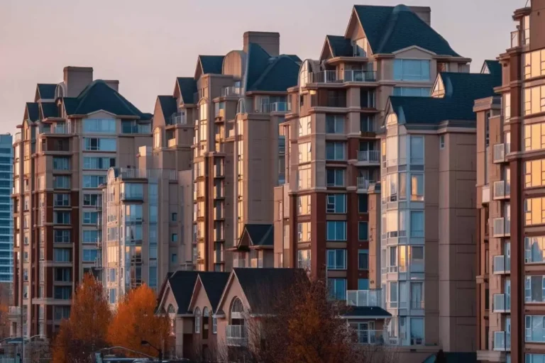 Édifices modernes avec balcons au coucher de soleil.