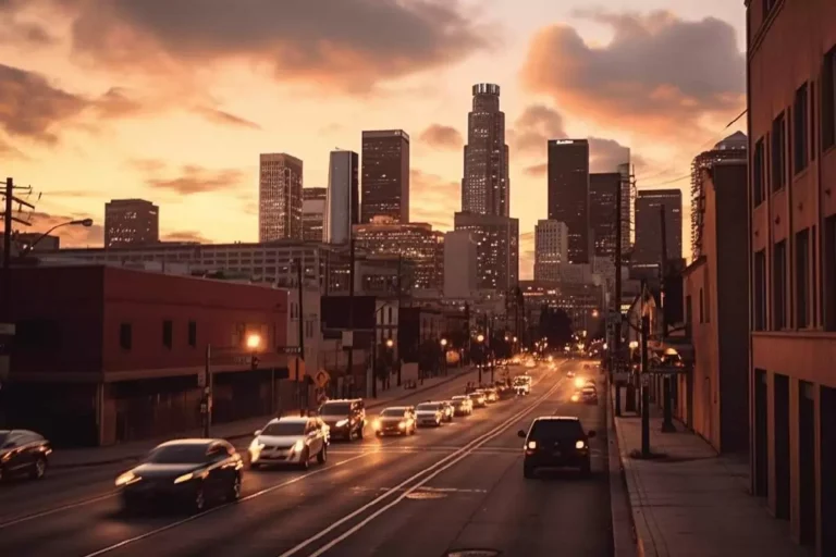 Scène urbaine de Los Angeles au coucher du soleil avec des voitures.