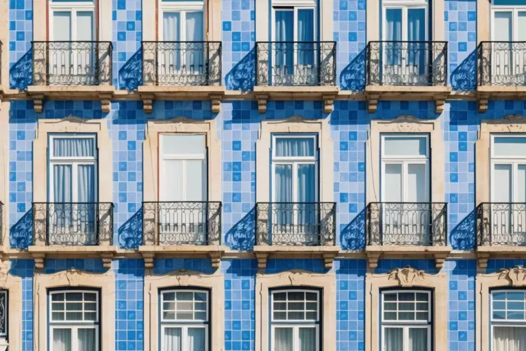 Façade ornée de carreaux bleus et balcons en fer forgé.