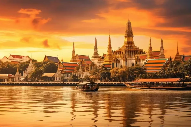 Temple doré au bord de la rivière au coucher du soleil.